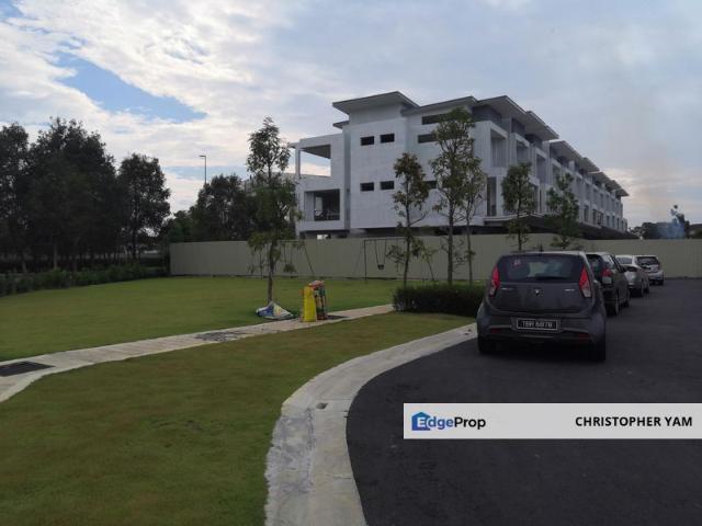 New 3 Storey Landed at Big Build Up size 3800 sq feet