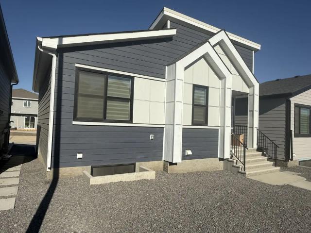 NEW 2 BEDS/2 BATHS MAIN FLOOR BUNGALOW SUITE!