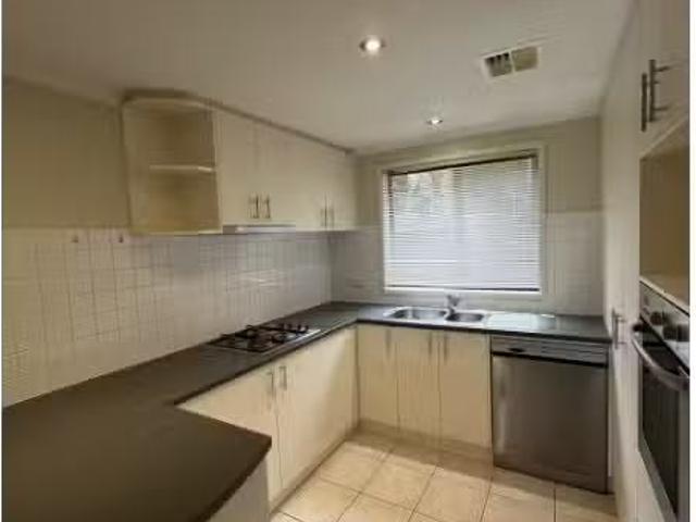 Cozy 5/122 Fergus Road, Queanbeyan Townhouse for rent Listed.