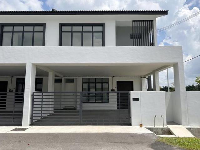 New Condition Corner Lot Terrace House for Sale at Bukit Katil