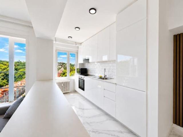 !NEW! Appartement rénové et meublé avec grande terrasse