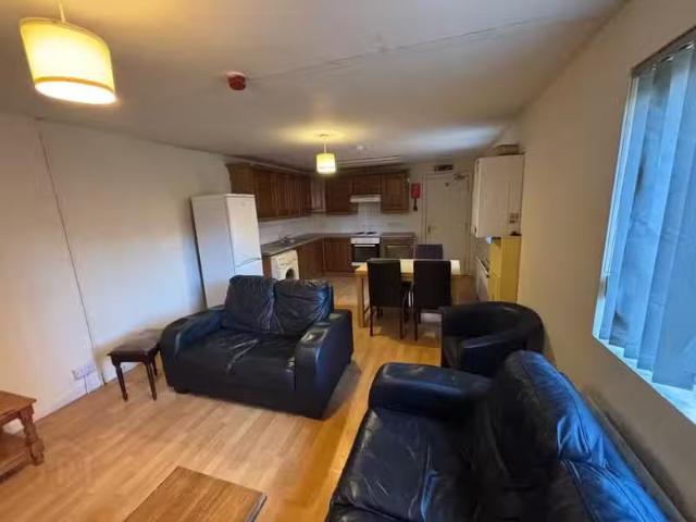 Just in! Great Location, 122b Fitzroy Avenue