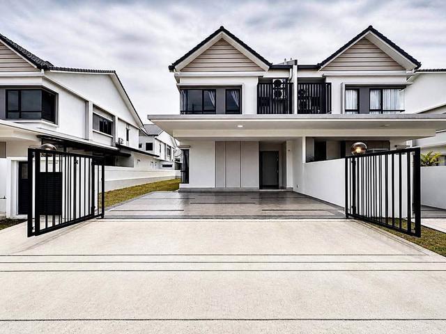 New FREEHOLD SemiD 10 Mins From ElminaReady Move In Private Garden