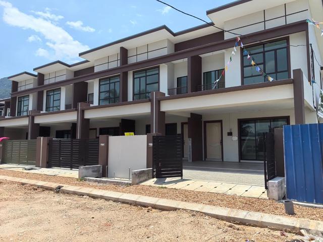 New House Botani Lapangan Pelangi Modern Design