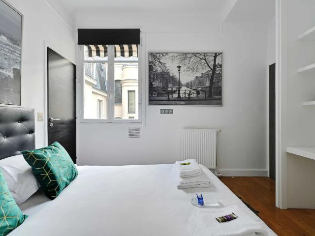 New one bedroom apartment in a Parisian building in the heart of the 8th arrondissement of Paris