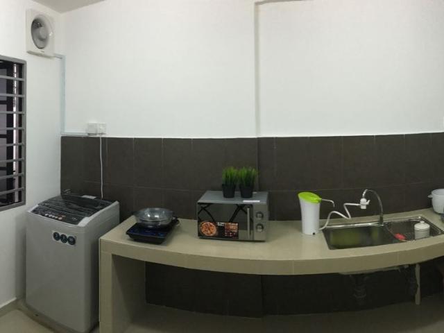 NEW Modern Middle Room at USJ13, Subang Gated Guarded Walk to LRT