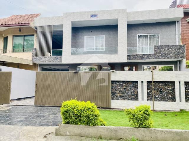 New Modern, Double Storey House on 70ft Road, near G11 Markaz, Double Road Back, with 2 parks, Servant quarter. CDA Transfer