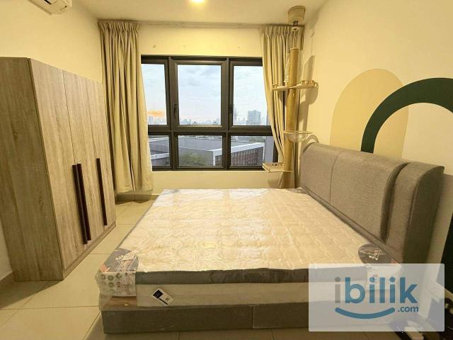 New Middle Room Queen bed with A/C & Window for Rent at M Vertica