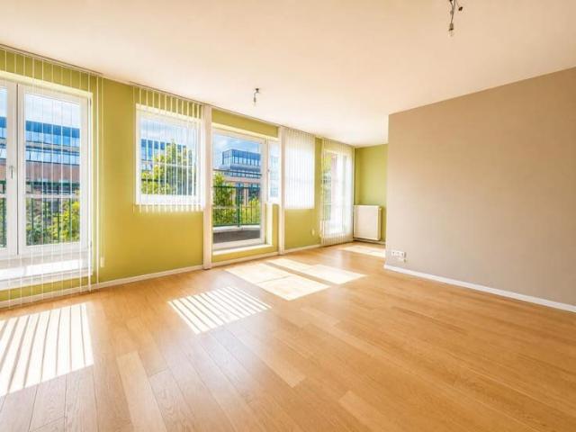 !NEW! Stunning 2 Bedroom Apartment with Parking & Lift