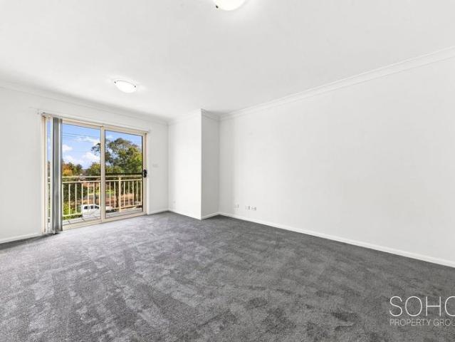 NEW PAINT, NEW CARPET, AMAZING LOCATION TOWNHOUSE!
