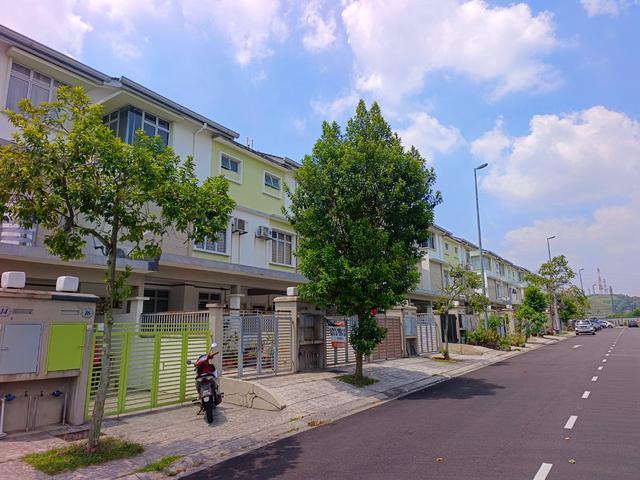 New Painting Townhouse Upper Unit Taman Aman Putra Seri Kembangan