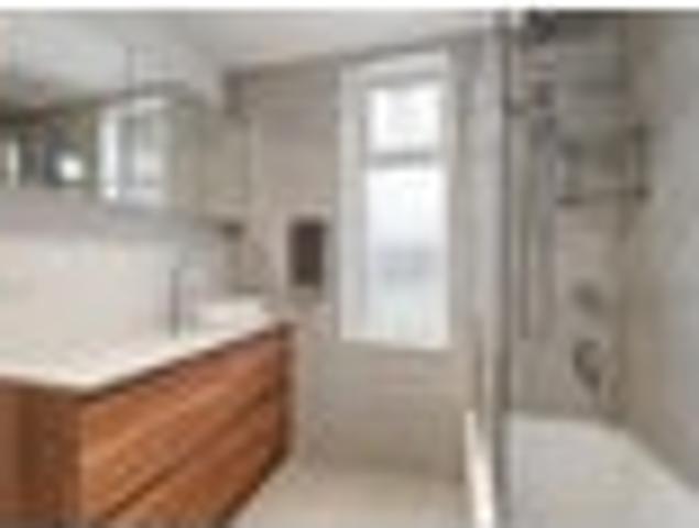New Price Great Location Updated Home 1682m2!