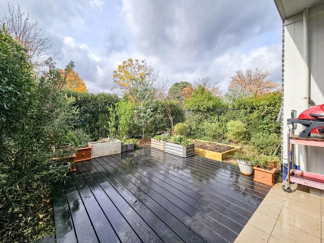 New Price Spacious and Sunny Courtyard Apartment
