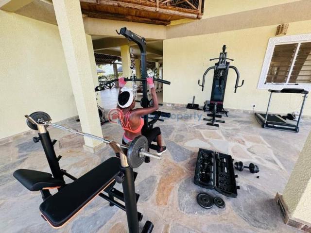 New Villa Watamu Plot Lease Hold 0,22 Hectares With A Sea View Big Villa, With 8 Spacious Ensuite Bedrooms King Size Beds. 73m