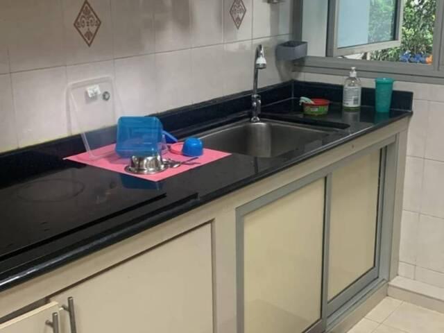 Newer flat, 3mins walk to Queenstown MRT, common room at blk52 Strathmore Avenue
