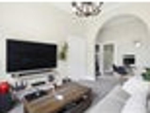 Newlands Stylish, Renovated & Surprisingly Spaciou