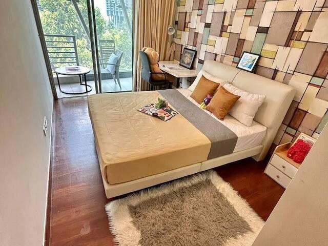 Newly Furnished Big Queen Room with Outdoor Balcony Just inside CBD!