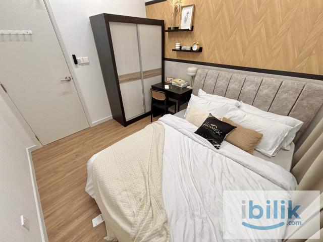 Newly furnished queen room with immediate move in to stay mix gender unit ️