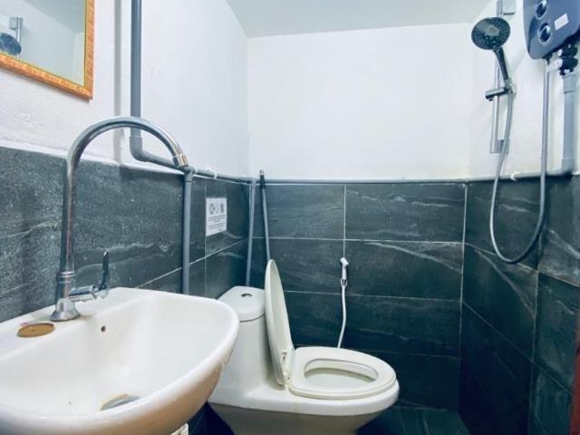 Newly Painted Middle Room at Damansara Utama, Petaling Jaya with High Speed WI FI