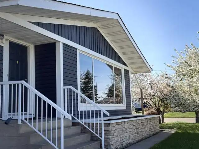 Newly renovated 3B1B1K plus indoor garage close to school for rent
