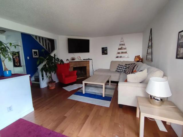 Newly Renovated 2 Storey Duplex with 5 bedrooms and 4 bathrooms in Edgemont
