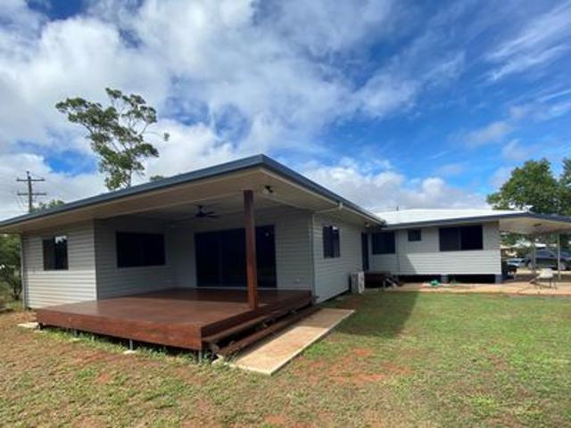 newly renovated 5 bedroom home! large block, massive shed, huge deck! only 800m from town!