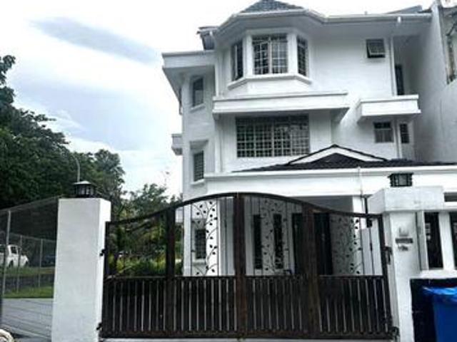 NEWLY RENOVATED CORNER LOT TOWNHOUSE Seksyen 7 for SALES