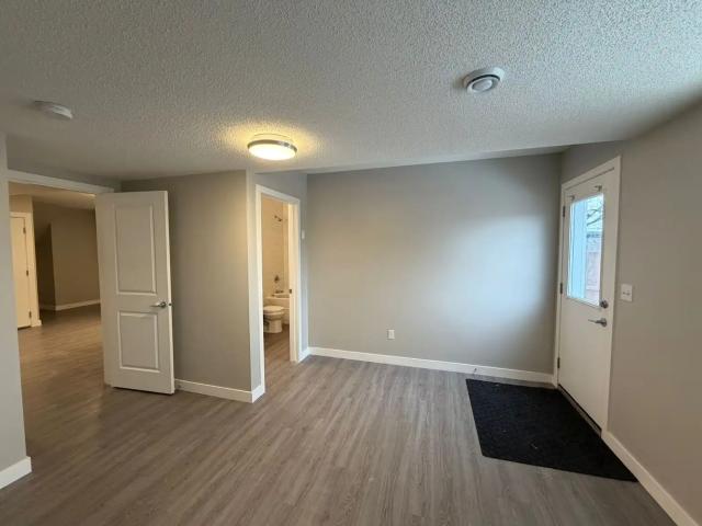 Direct Bus to Down Town, Walk Out Basement Suite w/1 Bedroom for Rent