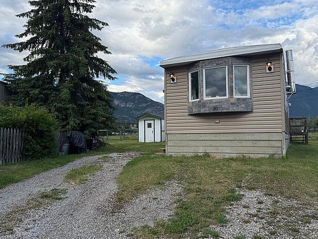 Newly Renovated Mobile Home In Windermere, Bc!