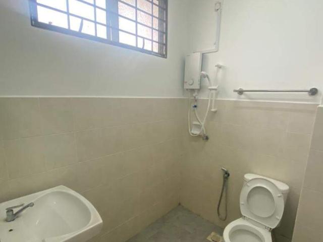 Newly Renovated Middle Room for 1 pax [With Private Balcony ] Include all utilities