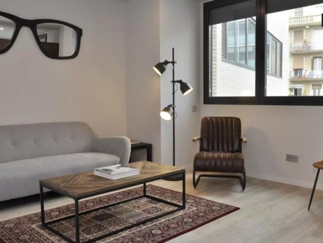 Newly renovated studio apartment with pool access for rent in Barcelona