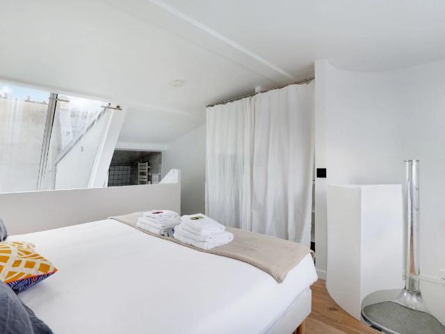Newly refurbished, cosy and atypical flat, quiet and bright with a beautiful French window over the entire height of the room, Paris Amsterdam Apartments for Rent