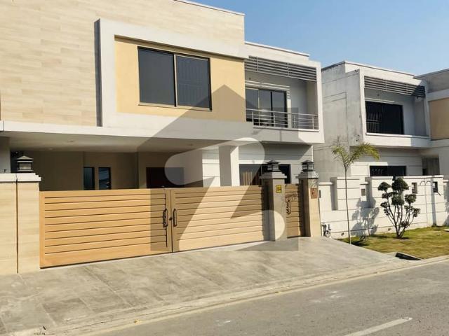 Next To Corner Near To Park Well Mentained Luxury 5 Bedrooms House Available For Rent