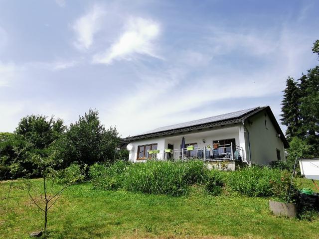 Nh. Hengersberg/Alpenblick: Bungalow mit 1.280 m2 Grund, PV Anlage+ruhiger Waldrandlage/Fernsicht!
