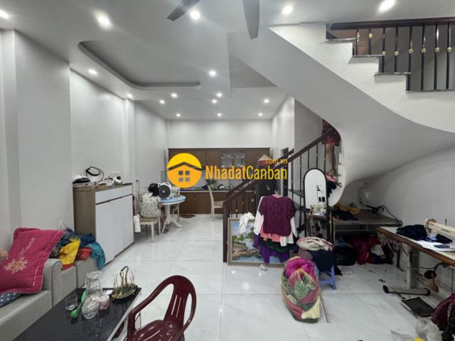 Nhà 3 tầng mới dt 40m² mt 5m ô tô tận cửa nhà uy nỗ đông anh