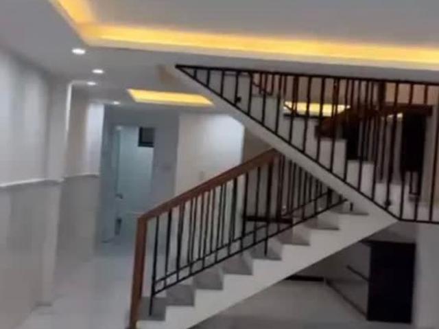Nhà 3 tầng mặt tiền đường Hoa Lư. DT: 74m, ngang 4m
