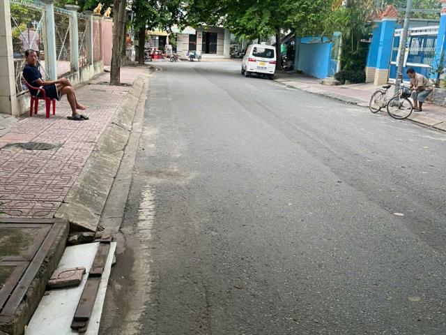 Nhà 2 tuâng ngô chí quốc hẻm 5m gia 4ty 400