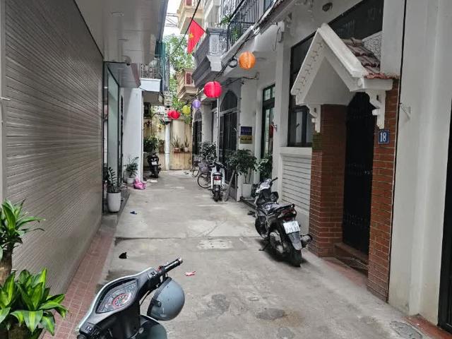 Nhà 5 tầng Thang máy xịn View hồ – phân lô cán bộ Tam Trinh Giá 12.8 tỷ một khoảng trời
