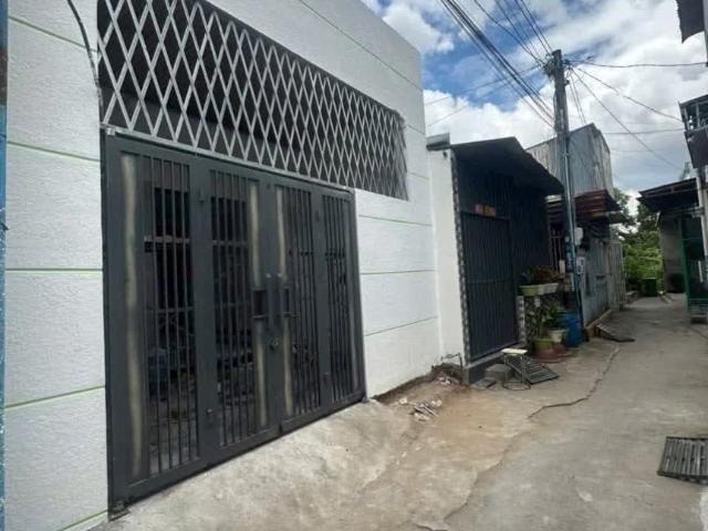 Nhà Cổng Sau Công Ty Pouchen, Cách Đường Trục Chính Chỉ 1 Xẹt