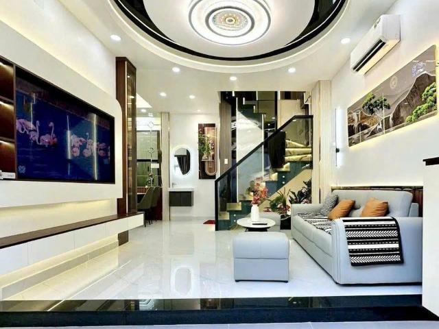 Nhà cạnh vincom, 50m2, đầy đủ nội thất, 5.95 tỷ