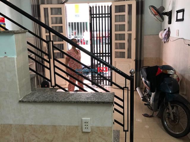 Nhà cho thuê dài hạn, hẻm xe hơi, điện nước chính