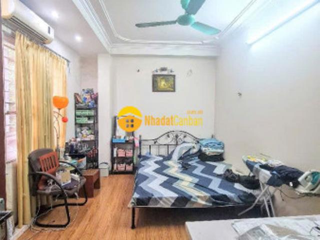 Nhà c8b tt mai động ô tô lùi cửa sát phố thoáng trước sau chủ tự xây