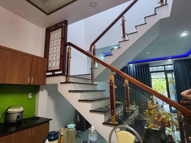 NHÀ HẺM Ô TÔ ĐẬU TRONG SÂN Gia chủ cần bán căn nhà 1 trệt 1 lầu hẻm Cầu Bè Vĩnh Thạnh