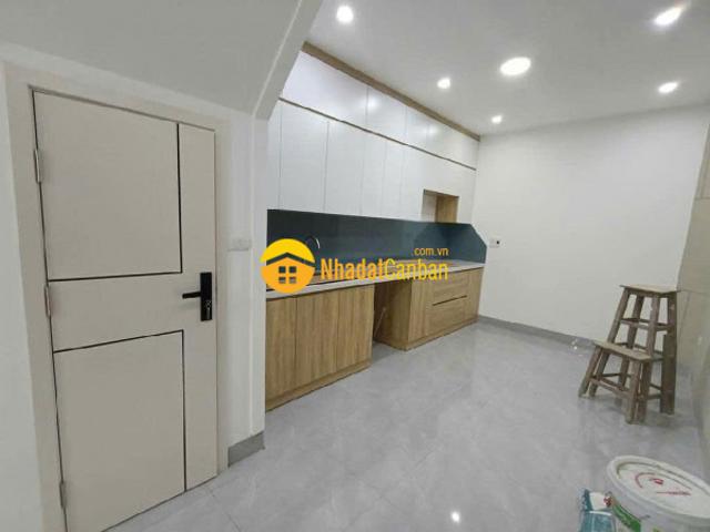 Nhà lô góc hai thoáng đường trước nhà oto tránh