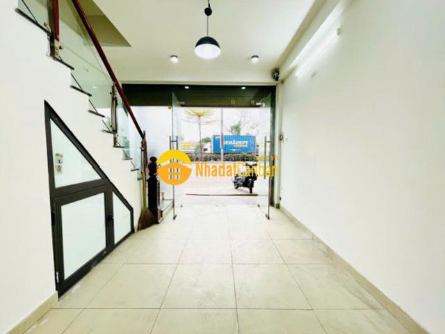Nhà mặt phố giá 4,6 tỷ vỉa hè 3 m đường 25 m sổ đỏ