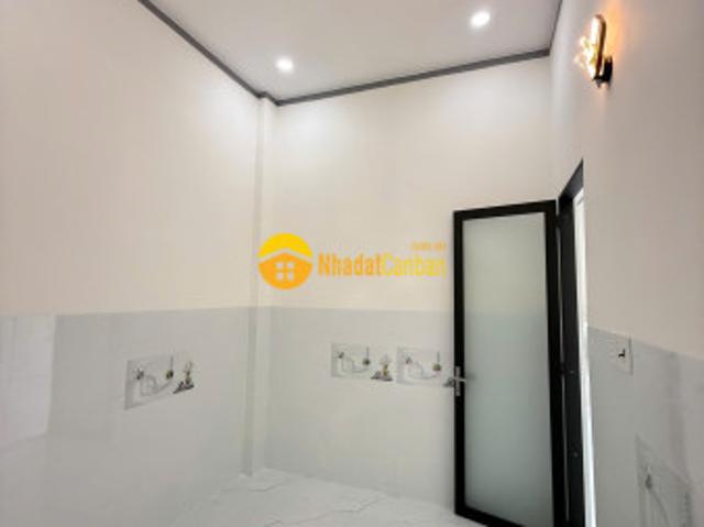 Nha măt tiên hem thông nhưa 10m gân chơ ba lat 5x20m gia 795 triêu