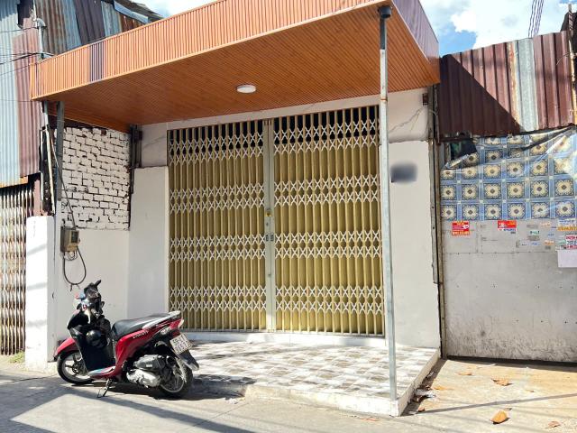 Nhà mới mặt tiền C2 ngay chợ Phạm Hưng Bình Chánh. Giá 2.65 tỷ TL