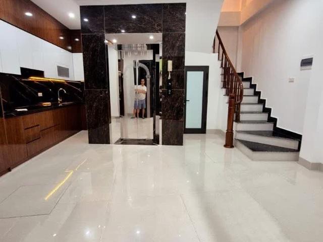 Nhà mới đồng cổ thụy khuê thang máy dt 38m2 6 tầng mặt tiền 6.2m Giá 11.5 tỷ