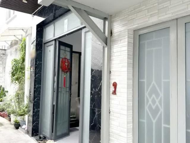 Nhà mới, đẹp 2 tầng cách MT Hưng Phú 1 căn P8 Q8
