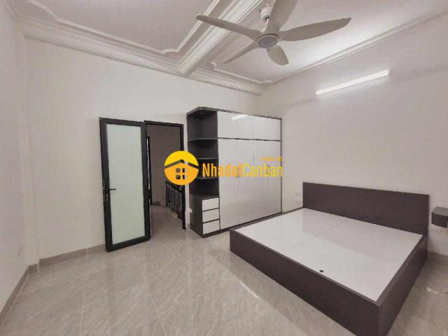 Nhà đẹp, 4 ngủ, nội thất xịn, ô chờ thang máy